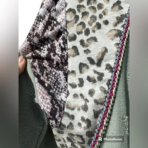 Sage Leopard Snake Print Distressed WomansTop Size Medium - Picture 3 of 5